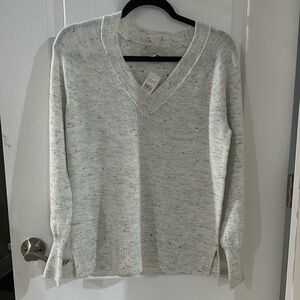 Loft Flecked Relaxed V-neck Sweater. NWT Size Small